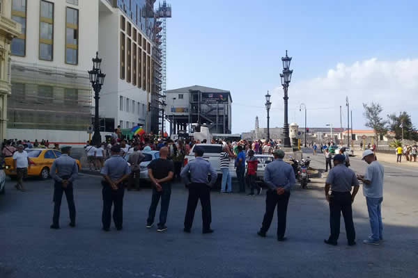 Cuban_police_at_LGBT_march_in_Havana_insert_2_by_Pedro_Luis_Garcia