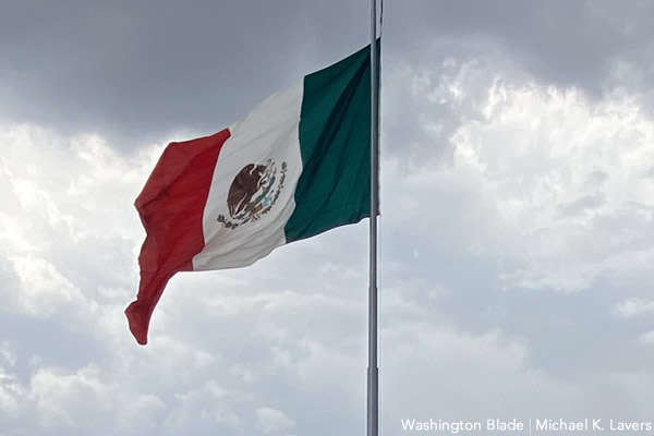Activista mexicana recibe el primer certificado de nacimiento no binario del país