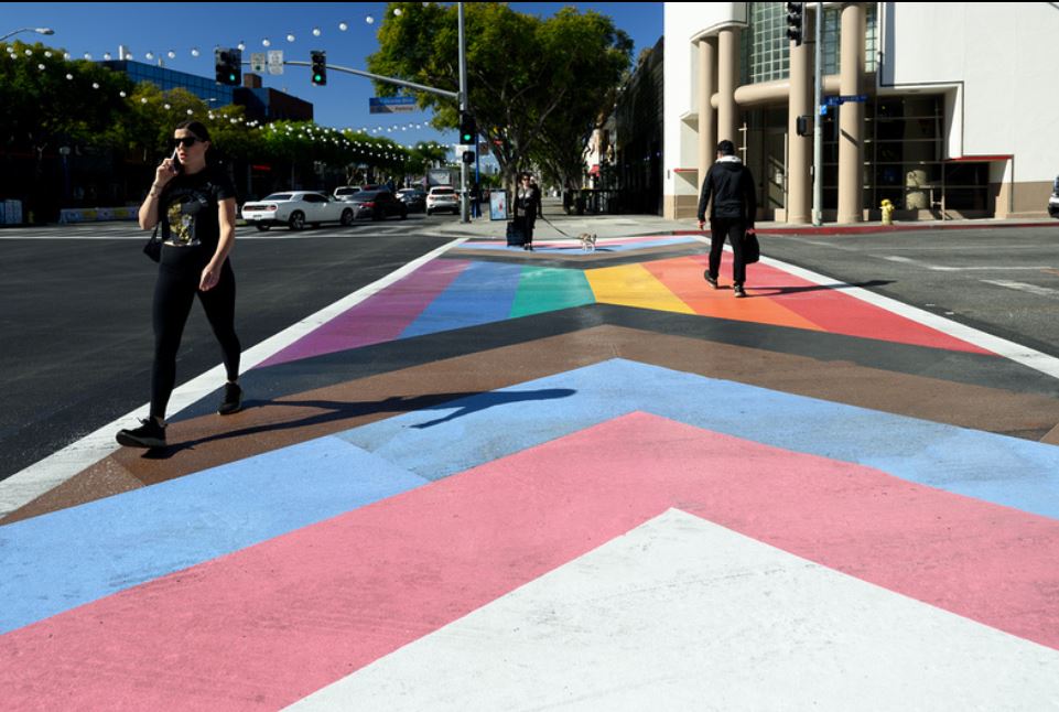 On the 40th anniversary of the LGBTQ pride symbol, artist wants her rainbow  flag story told - Los Angeles Times