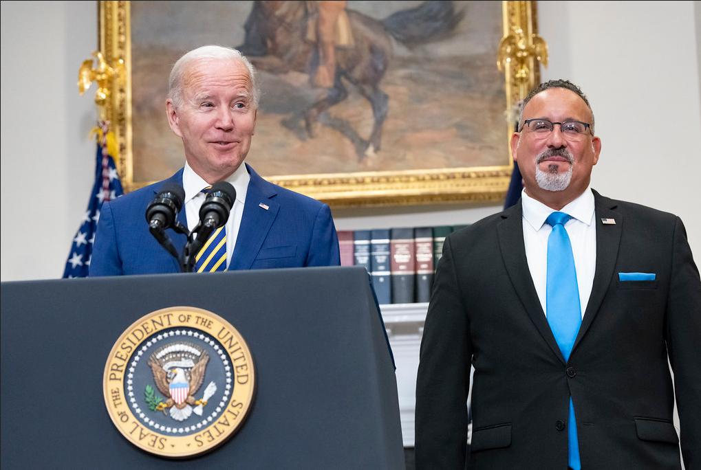 Federal Appeals Court blocks Bidens student debt relief plan