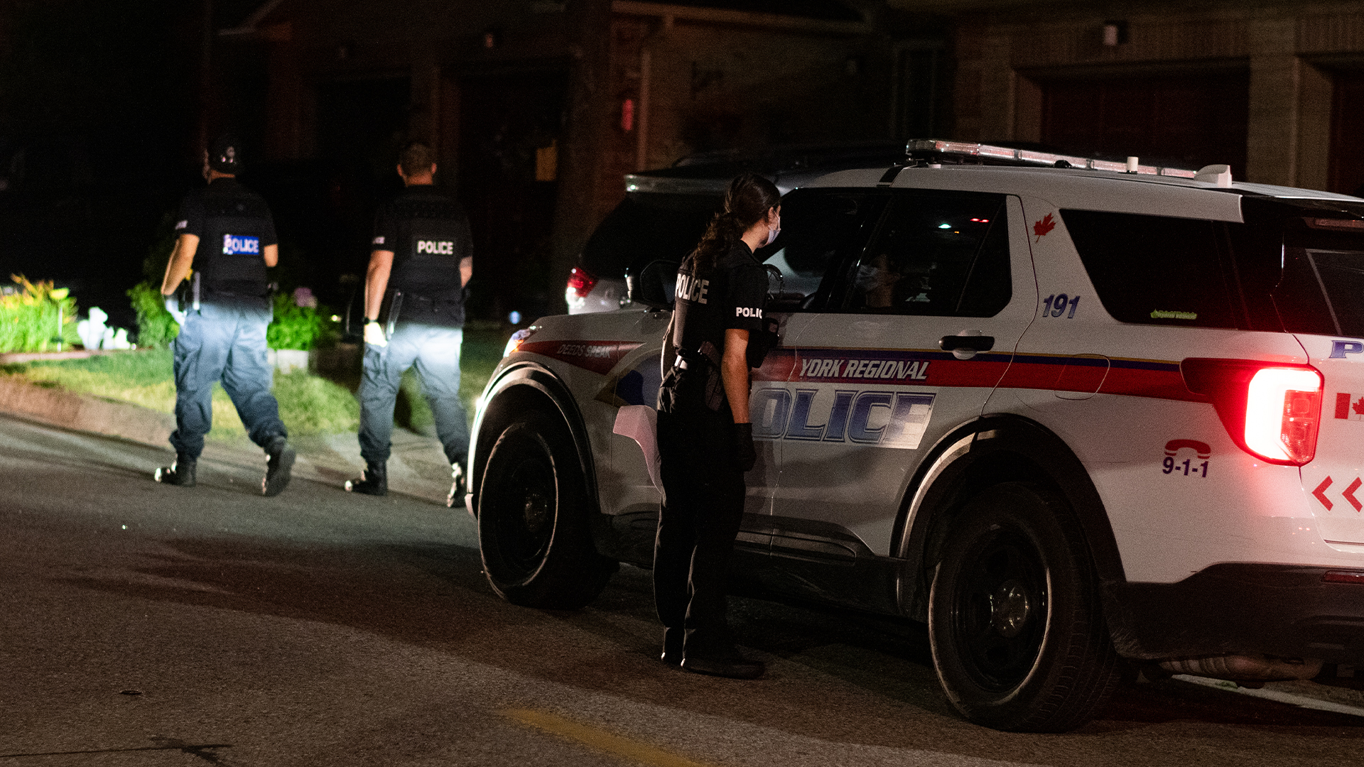 Canadian police Couple assaulted for buying Bud Light photo pic