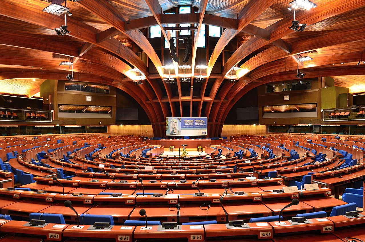 1280px-Plenary_chamber_of_the_Council_of_Europes_Palace_of_Europe_2014_01