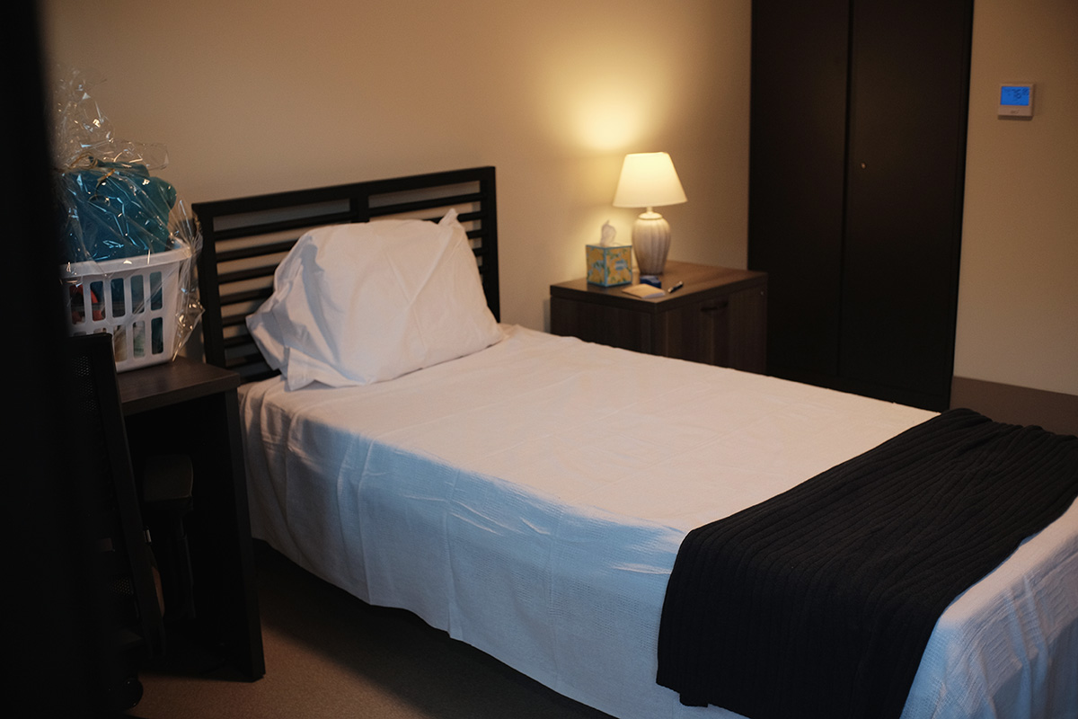 20250930_Holloway_interim_housing_room_in_West_Hollywood_insert_c_Los_Angeles_Blade_by_Kristie_Song